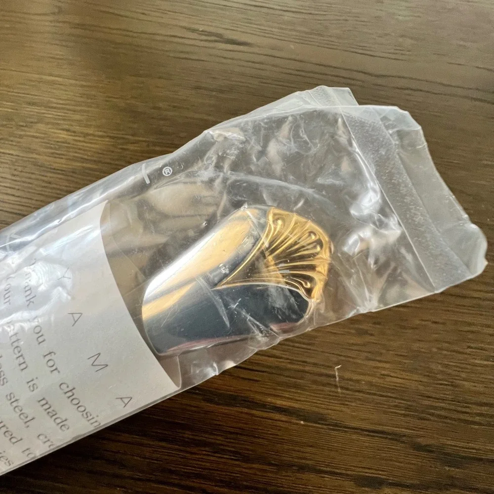 Yamazaki Cara Gold Accent Knife 18/8 Stainless Steel Japan Shell Tip Sleeve